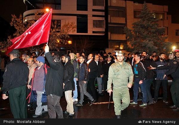 تجمع در اعتراض به اعدام شیخ نمر در مقابل کنسولگری عربستان در مشهد + سرویس صفحه نخست برگزیده ها