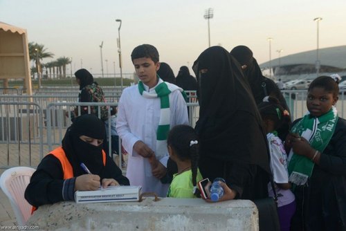 زنان عربستان به آرزوی خود رسیدند: ورود به استادیوم فوتبال (عکس)