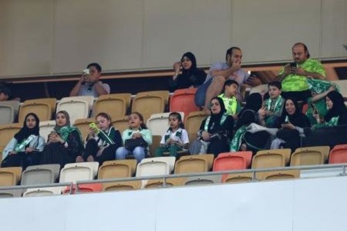 زنان عربستان به آرزوی خود رسیدند: ورود به استادیوم فوتبال (عکس)