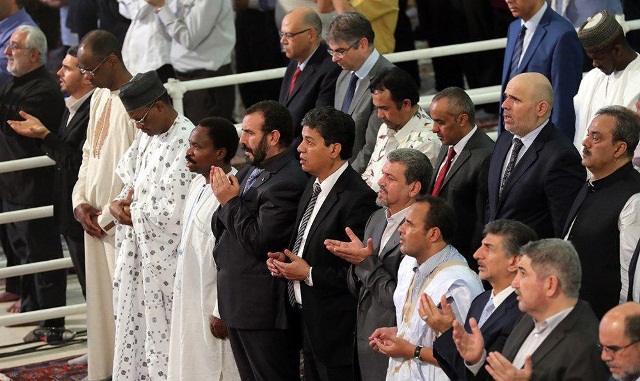 اقتدای مهمانان خارجی اهل سنت به رهبر انقلاب در نماز عید فطر + عکس