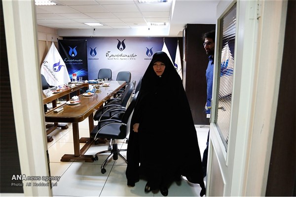 نیروهای کارآمد زن و مرد را باید در پست‌های مختلف کنار یکدیگر داشته‌باشیم/ کارنامه تنها وزیر زن ایران با مردان برابری می‌کند