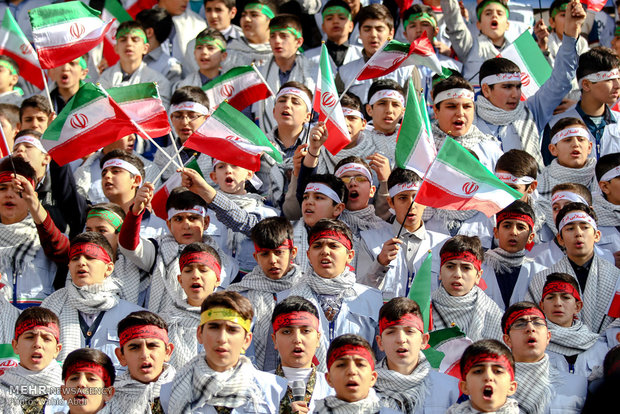 وقتی دهه هشتادی ها پرچم انقلاب اسلامی را بر می دارند | شعار سال