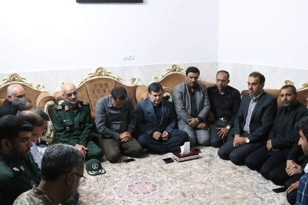 استاندار هرمزگان در منزل شهید مدافع حرم خلیل تختی نژاد حضور یافت
