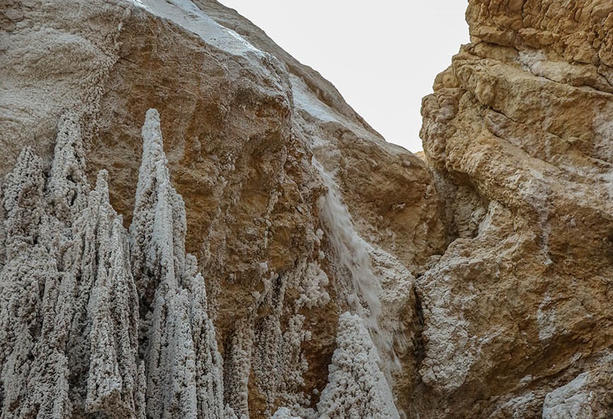 آبشاری نفرین شده در ایران که از آن نمک می‌ریزد!