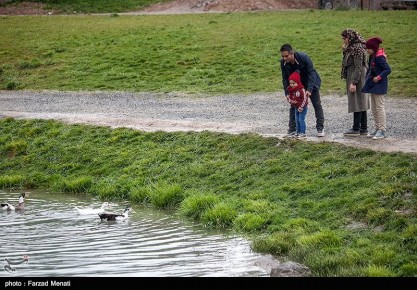 مسافران نوروزی در محوطه تاریخی طاق بستان