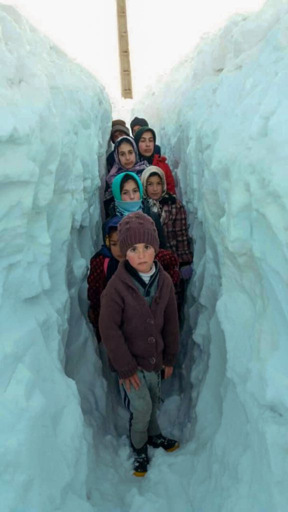 روزگار سخت دانش‌آموزان میان تونل‌های برفی ‏