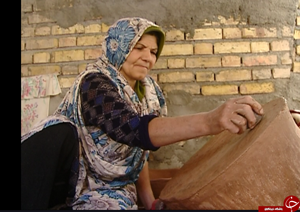 بانوانی که با هنر ساخت تنور نان آور خانه شده اند