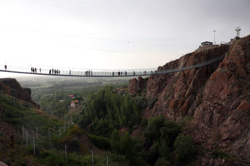 اولین پل شیشه ای معلق در ایران افتتاح شد
