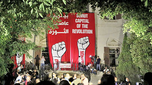یورش معترضان خشمگین به ساختمان‌های دولتی بیروت