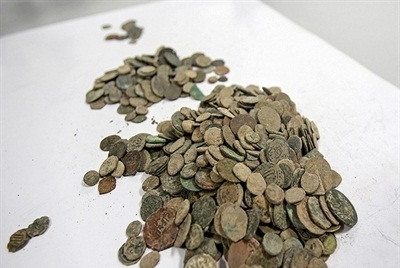 کندن قبر در گورستان ابن بویه و کشف سکه‌های عتیقه