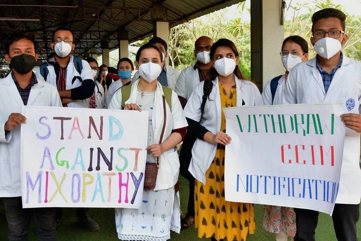 تظاهرات یک میلیون پزشک هندی علیه طب سنتی