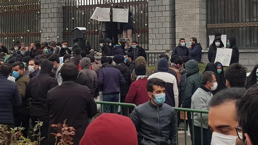 تجمع اعتراض آمیز بورسی‌ها جلوی مجلس