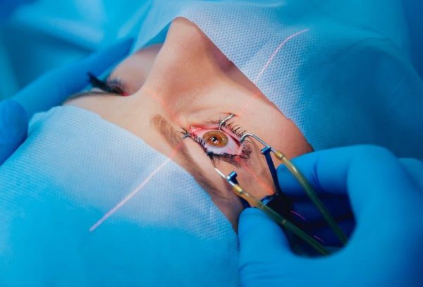 جراح چشمی که ۴ هزار عمل رایگان انجام داده