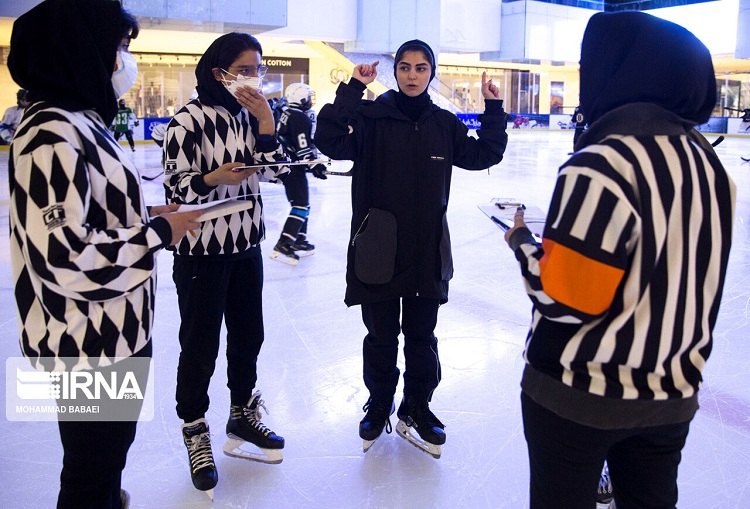 تمرین تیم ملی هاکی روی یخ زنان ایران