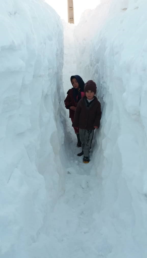 روزگار سخت دانش‌آموزان میان تونل‌های برفی ‏