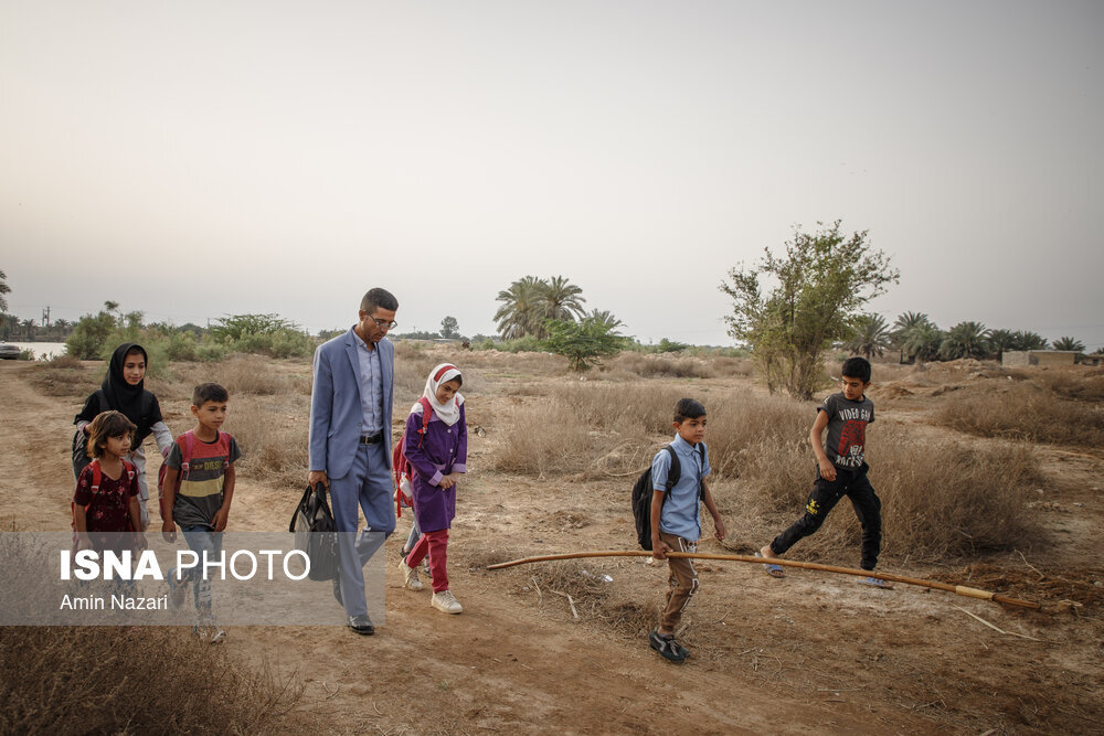 زندگی حرفه‌ای «طارق عچرش»، معلم قایق سوار مدرسه روستای مقطوع خوزستان