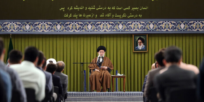 شوخی آقا با نماینده مستقل: حکمرانی عالمانه صادقانه شجاعانه را ما گفتیم یا شما؟! شوخی آقا با نماینده مستقل: حکمرانی عالمانه صادقانه شجاعانه را ما گفتیم یا شما؟!