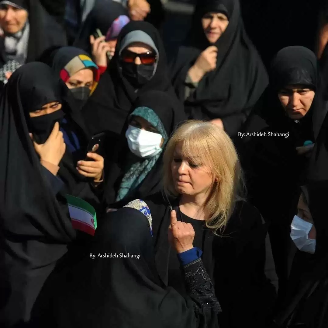 مو بلوند ۱۳ آبان، هنجارشکنی خود جوش یا نمایشی زشت از اتاقهای بدفکر؟! مو بلوند ۱۳ آبان، هنجارشکنی خود جوش یا نمایشی زشت از اتاقهای بدفکر؟!