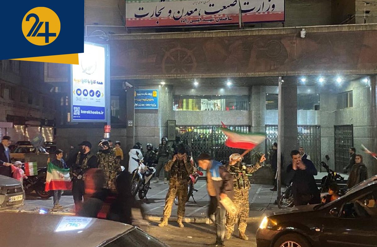 وضعیت تهران شببه به صحنه فیلم‌ سورئال؛ رقص یگان ویژه با باتوم و آزادی انتشار تصاویر بی حجاب زنان!