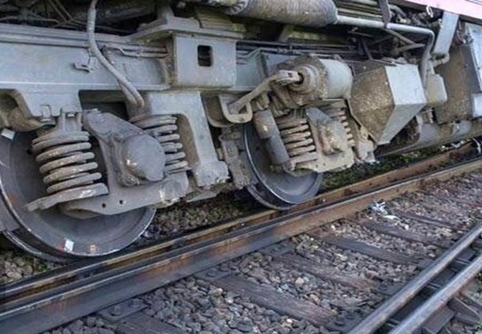 خروج قطار باری از ریل در قم دو مصدوم و خسارات مالی + آیا نهادهای نظارتی، قصد ورود به حوادث راه آهن را ندارند؟