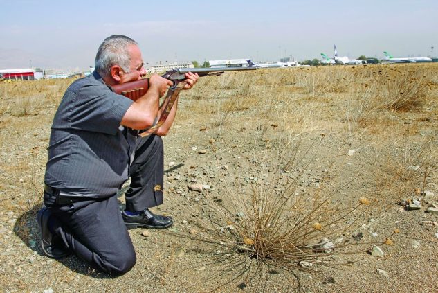 عجیب ترین شغل ایران، شکارچی فرودگاه مهراباد