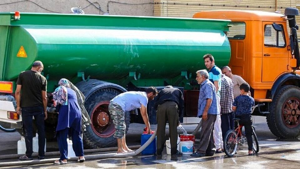 ملاشیه اهواز 10 روز است آب ندارد! پاسخ استاندار خوزستان چیست؟ آقای استاندار، سکوت موقت ما را حمل بر کم خبری نگذارید، ده روز کاری برای رفع مشکل فرصت دارید