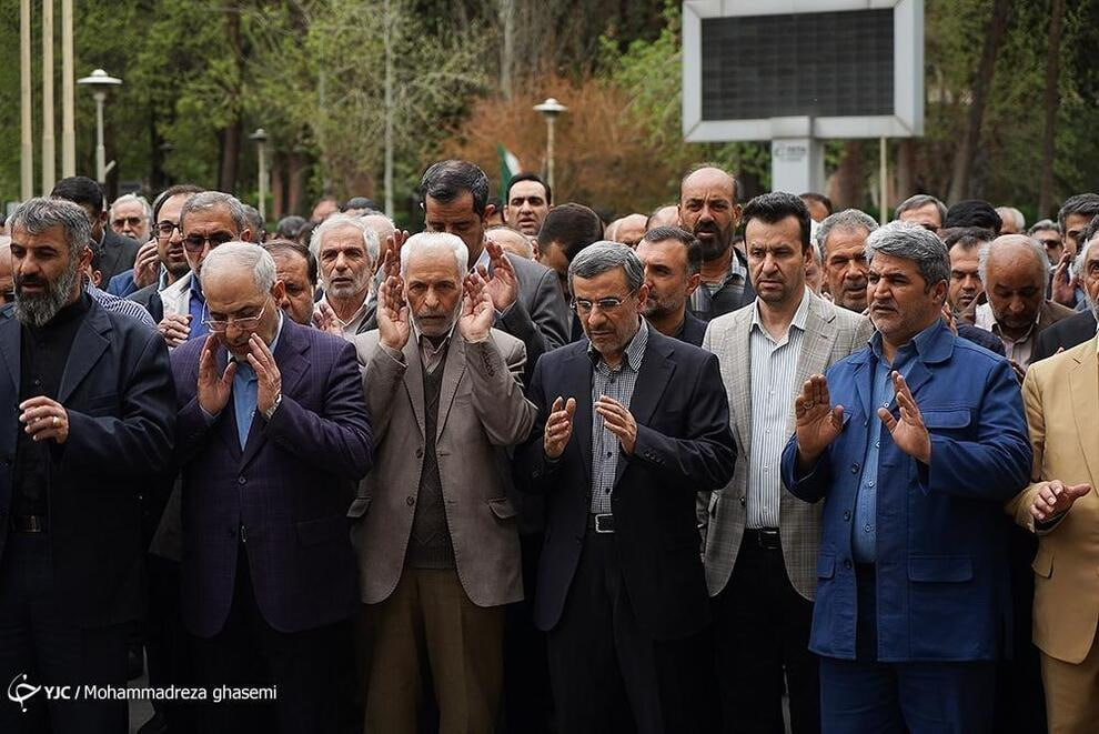 مراسم تشییع دکتر حمید بهبهانی و عکس محمود احمدی‌نژاد زیر تابوت وزیر فوت شده‌اش