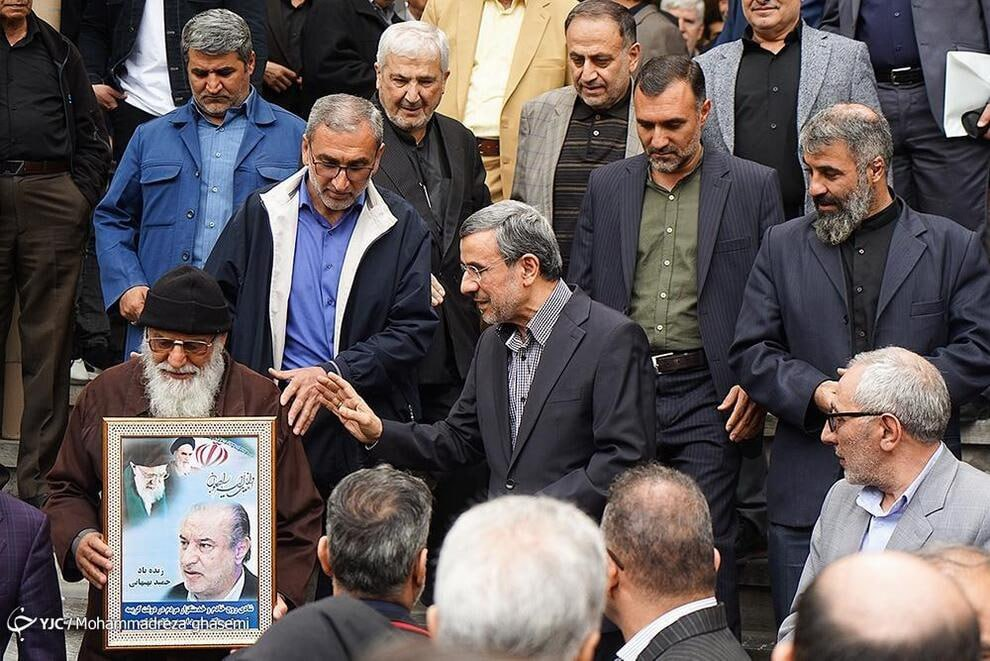مراسم تشییع دکتر حمید بهبهانی و عکس محمود احمدی‌نژاد زیر تابوت وزیر فوت شده‌اش