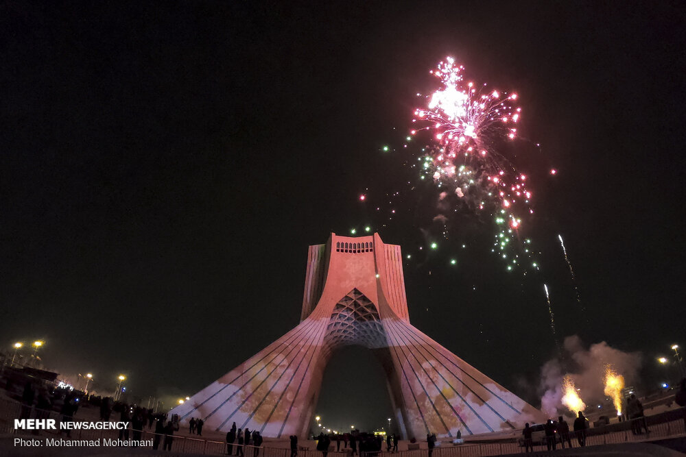 نور افشانی میدان آزادی به دهه فجر+عکس