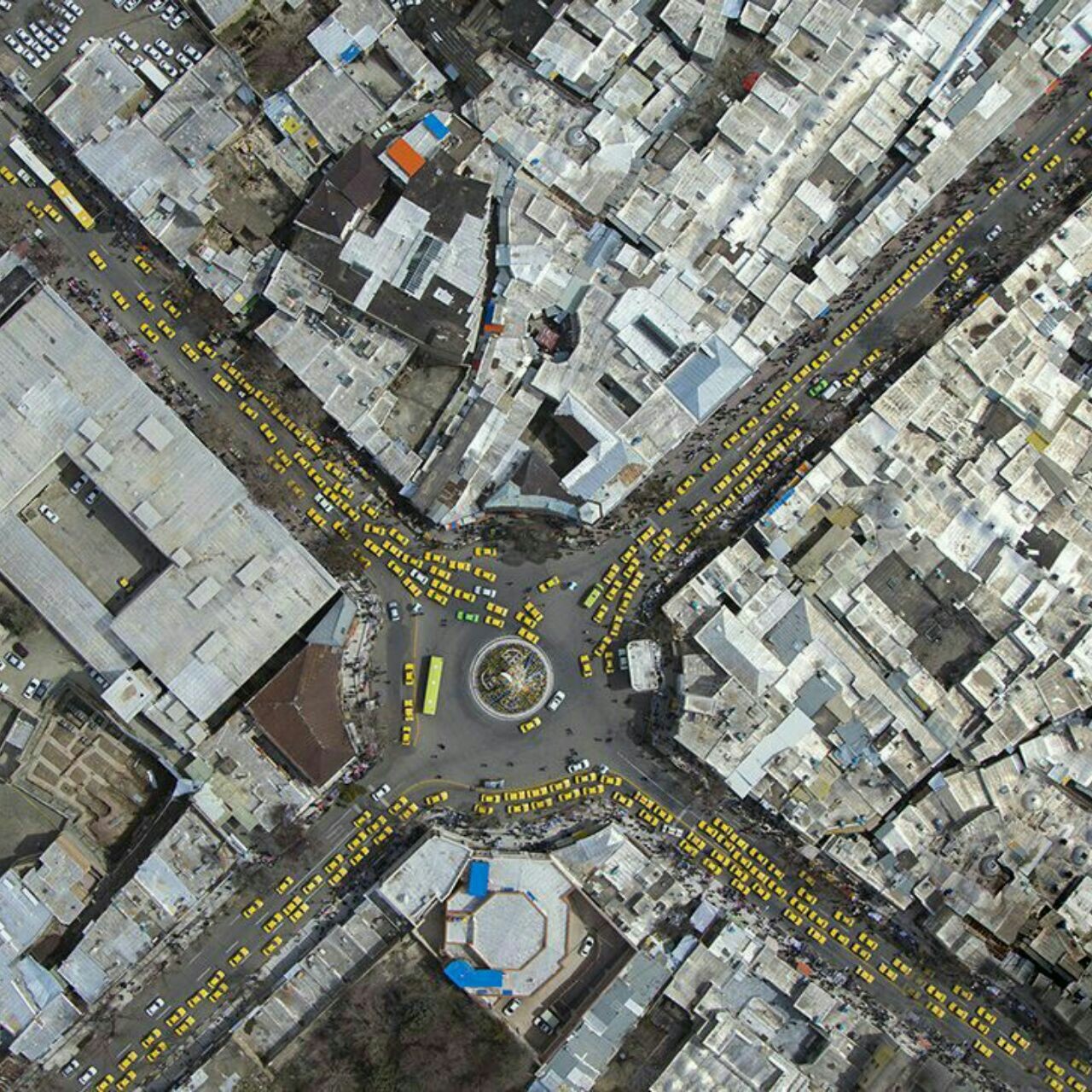 تصویری عجیب از حجم تاکسی‌های زرد در سنندج+عکس