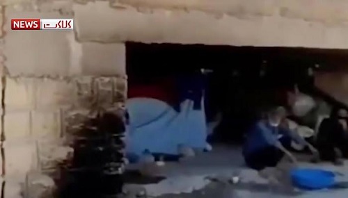 زندگی سخت پیرمرد و پیرزن بی خانمان زیر پل جاده ای