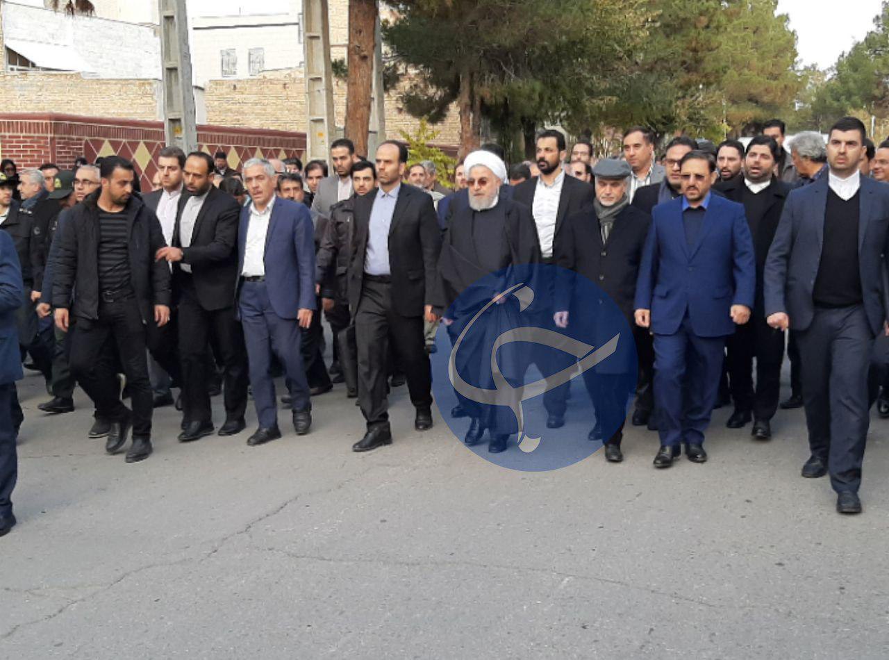 اقامه نماز رئیس جمهور بر پیکر خواهرش +تصاویر