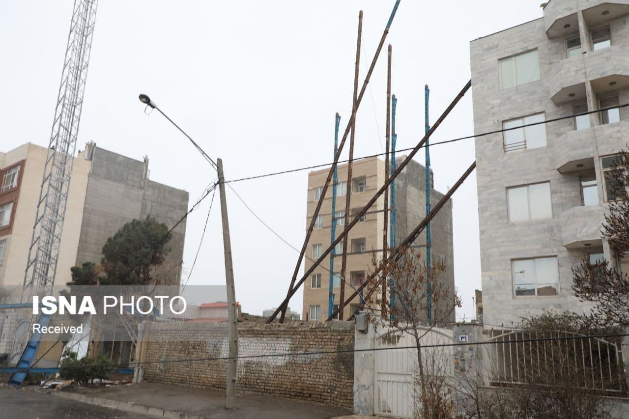 خسارات وزش شدید باد در مشهد