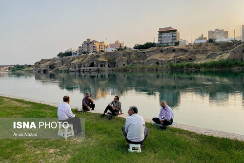 حضور مردم درکنار رودخانه دز در دزفول
