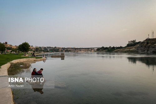 حضور مردم درکنار رودخانه دز در دزفول
