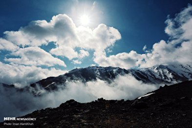 جاده ای در میان ابرها