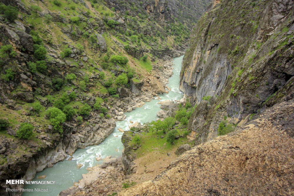 عبور عشایر از ایل‌راه پر خطر 