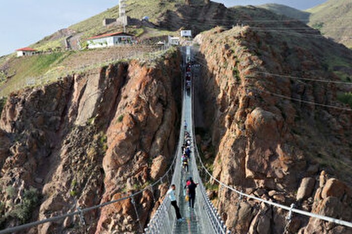 اولین پل شیشه ای معلق در ایران افتتاح شد