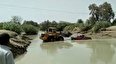 عبور اهالی «فتحعلی کلات» از رودخانه کاجو با لودر! + فیلم