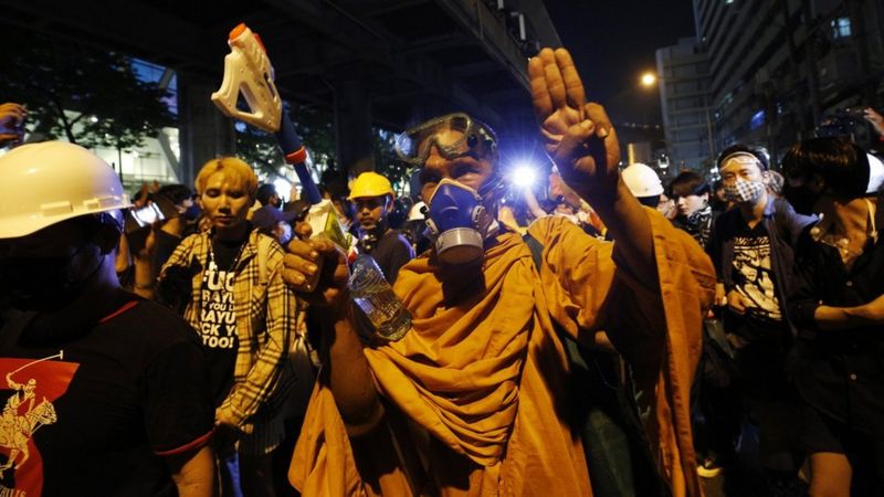 اعتراض به خشونت پلیس تایلند با رنگ پاشی