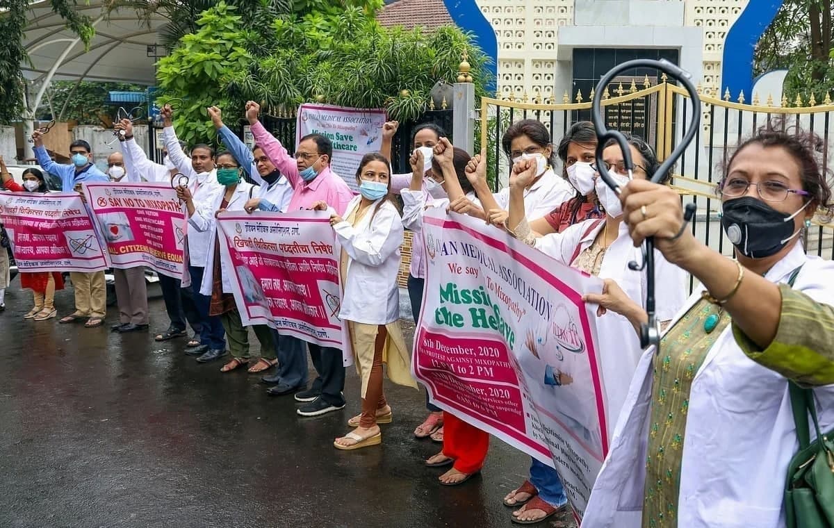 تظاهرات یک میلیون پزشک هندی علیه طب سنتی