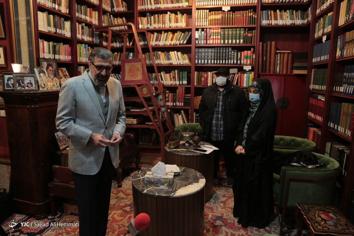 کت و شلوار لباس غربی است؛ کراوات متعلق به فلات کویری ایران است کت و شلوار لباس غربی است؛ کراوات متعلق به فلات کویری ایران است