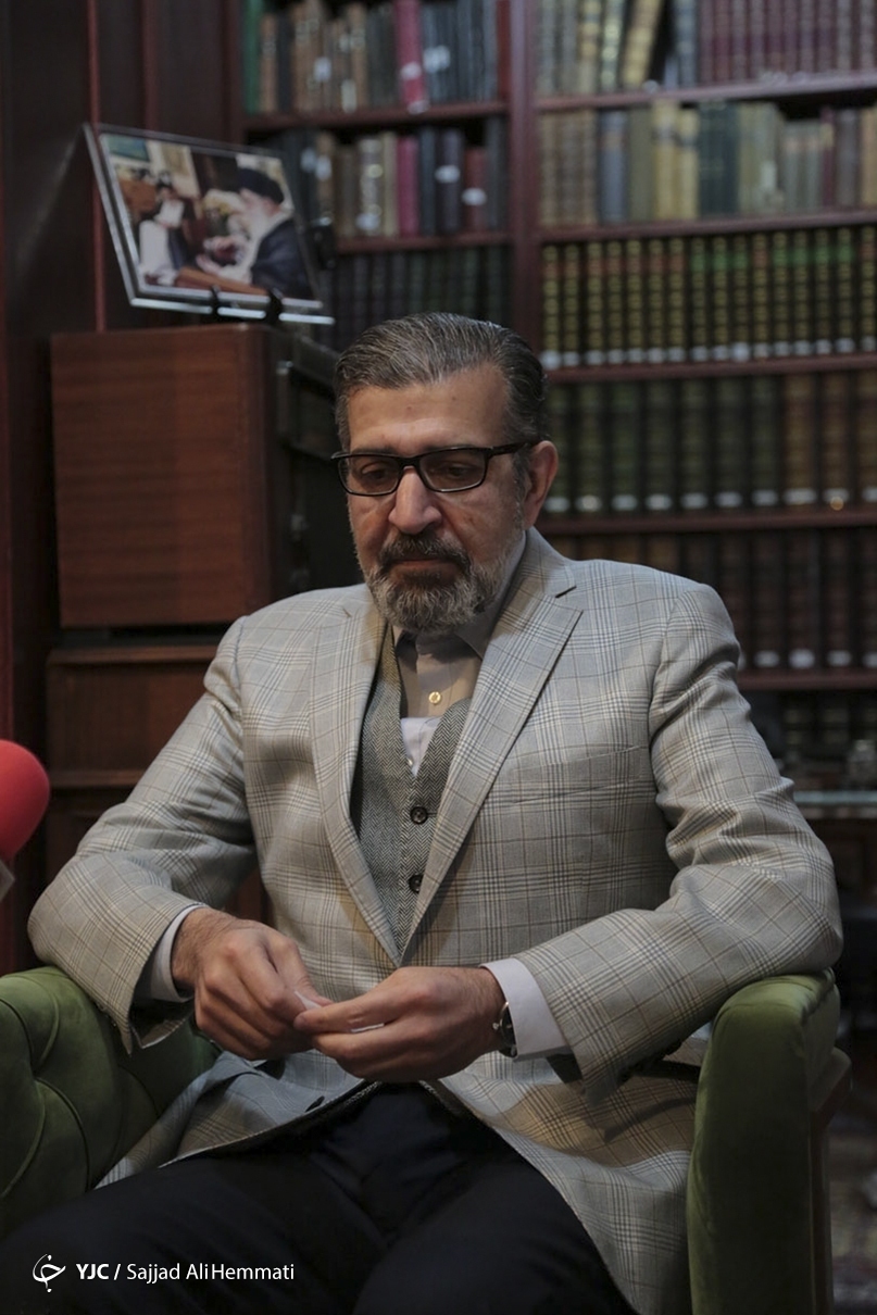 کت و شلوار لباس غربی است؛ کراوات متعلق به فلات کویری ایران است کت و شلوار لباس غربی است؛ کراوات متعلق به فلات کویری ایران است