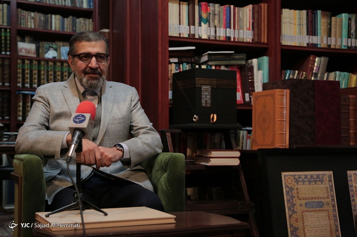 کت و شلوار لباس غربی است؛ کراوات متعلق به فلات کویری ایران است کت و شلوار لباس غربی است؛ کراوات متعلق به فلات کویری ایران است