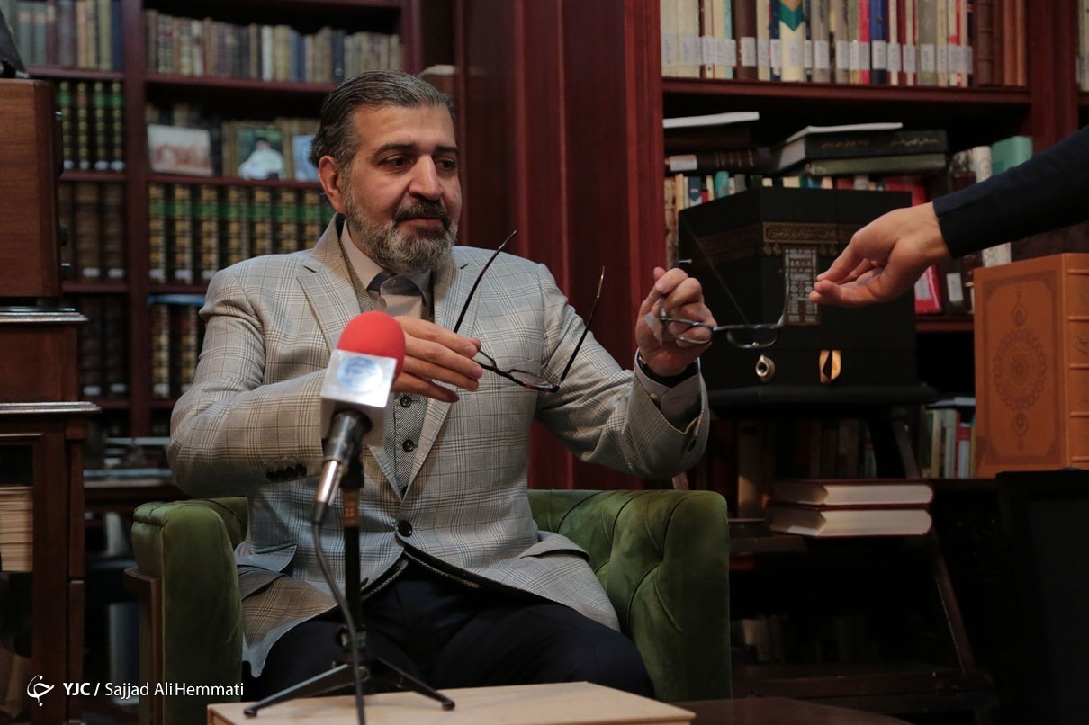 کت و شلوار لباس غربی است؛ کراوات متعلق به فلات کویری ایران است کت و شلوار لباس غربی است؛ کراوات متعلق به فلات کویری ایران است