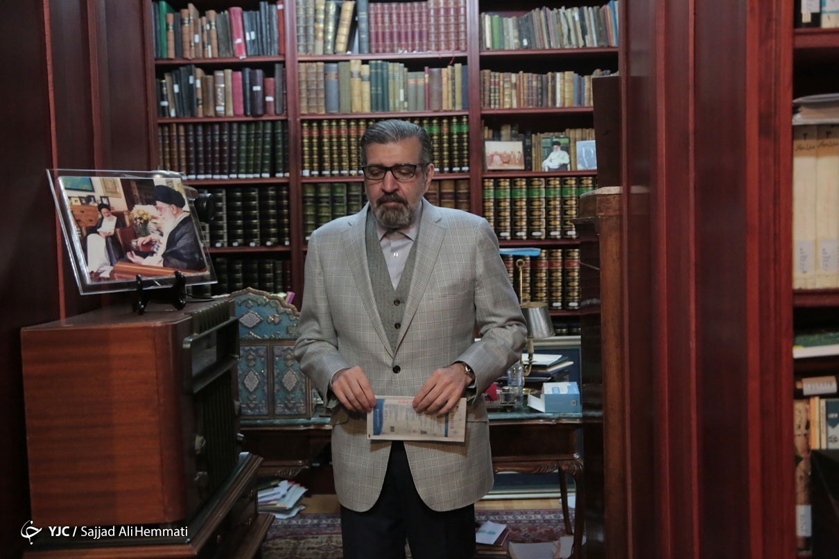 کت و شلوار لباس غربی است؛ کراوات متعلق به فلات کویری ایران است کت و شلوار لباس غربی است؛ کراوات متعلق به فلات کویری ایران است