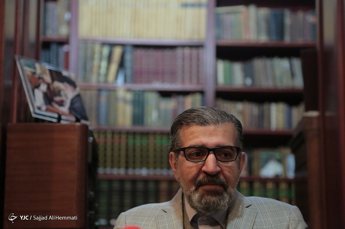 کت و شلوار لباس غربی است؛ کراوات متعلق به فلات کویری ایران است کت و شلوار لباس غربی است؛ کراوات متعلق به فلات کویری ایران است