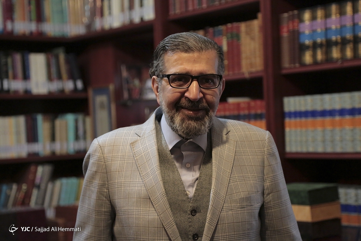 کت و شلوار لباس غربی است؛ کراوات متعلق به فلات کویری ایران است کت و شلوار لباس غربی است؛ کراوات متعلق به فلات کویری ایران است