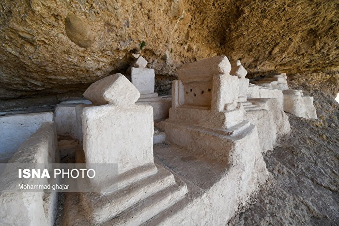 قبرستان هفتاد ملا در غار
