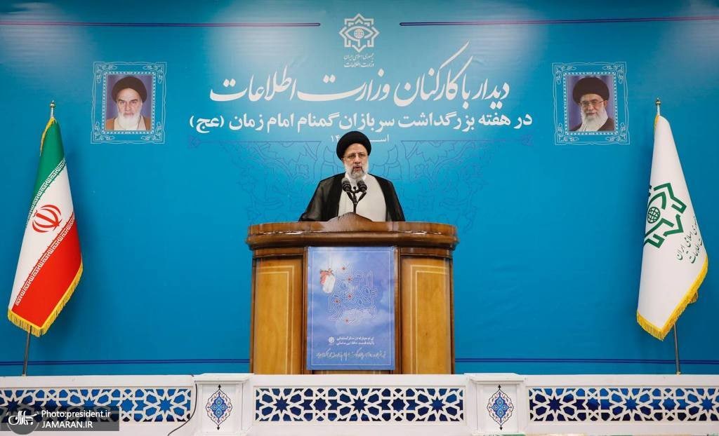 مراقب نفوذ و ایجاد انحراف توسط دشمن باشید مراقب نفوذ و ایجاد انحراف توسط دشمن باشید